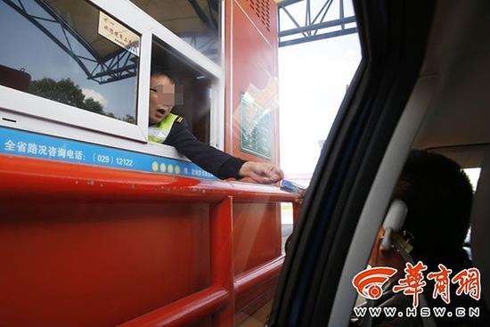 陕西一路段10公里设3个收费站 管理方:可以撤俩
