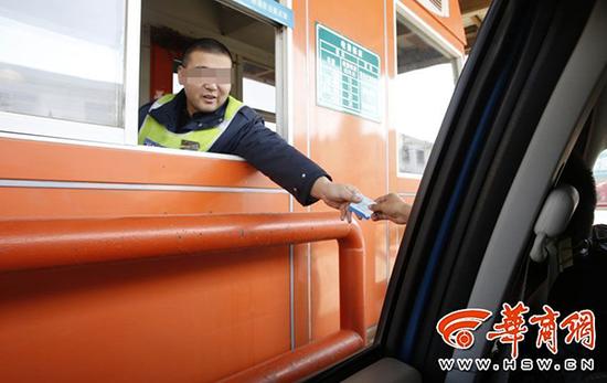 陕西一路段10公里设3个收费站 管理方:可以撤俩